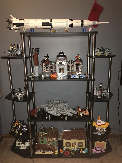 I finally bought shelves to properly display all of my sets : lego