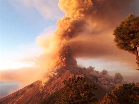 Eruption Fuego volcano in Guatemala: Ashfall, evacuations, dark ash ...