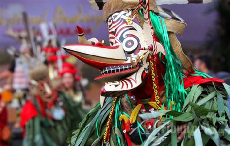 Gambar Tari Hudoq Dari Kalimantan - Sarana Pendidikan Menuju Indonesia ...