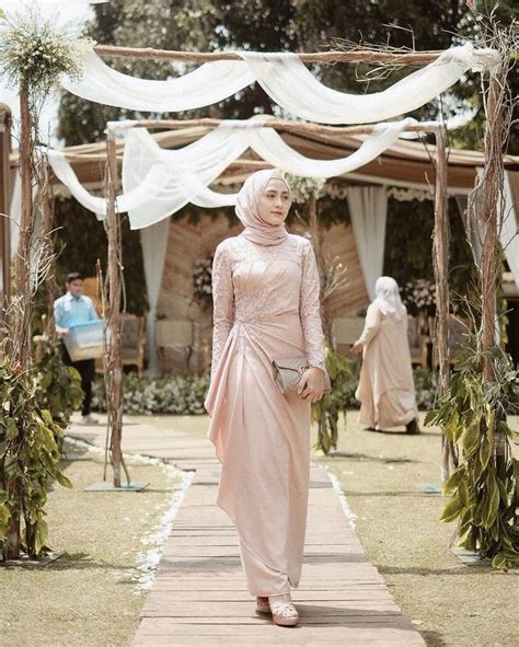 5 Gaun Pesta Hijab Modern Warna Pastel yang Manis Buat Dipakai ...