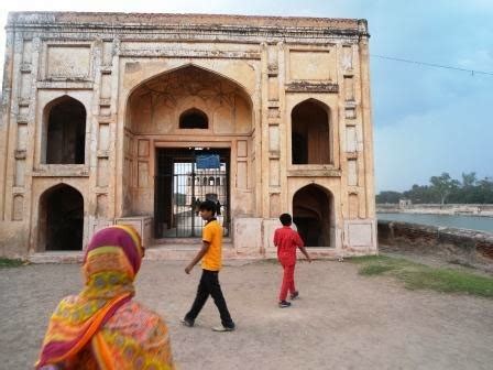 Hiran Minar History Urdu Hiran Minar Pictures Hiran Minar Information ...