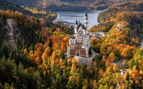 Zamek Neuschwanstein w jesiennej scenerii