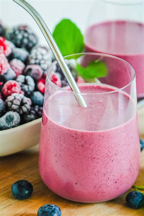 Mixed Berry Smoothie Without Yogurt | The Picky Eater