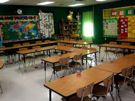 I freakin' love this blog, and this art room!! =D | Classroom seating ...