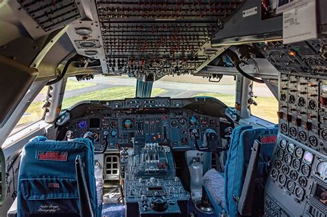 Cockpit view KLM Boeing 747-400 :: Behance