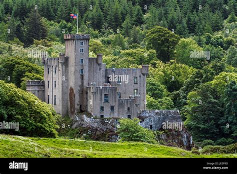 Dunvegan castle clan macleod isle hi-res stock photography and images ...