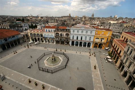 THE OLD SPANIARD "Plaza de Armas", Havana Vieja. Cuba. *** La Vieja ...