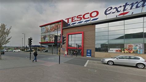 Tesco in Rotherham checks shoppers' receipts to curb thefts - BBC News