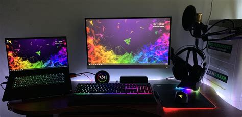 Got myself a RGB Razer themed clock. Updated June setup! : r/razer