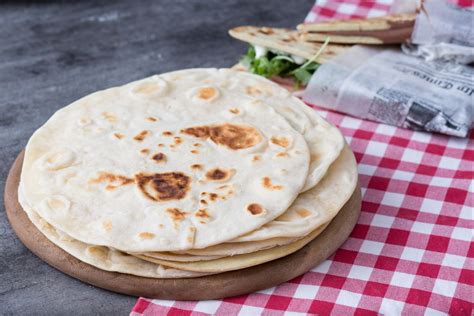 Piadina Romagnola (Romagna-style flat bread) - Italian recipes by ...