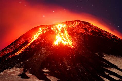 Chile’s Villarica volcano erupts: These images show the raw power of ...