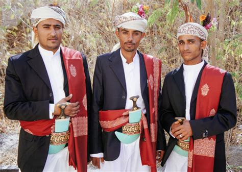 Yemeni traditional dress. Yemen is a country with a remarkably diverse ...