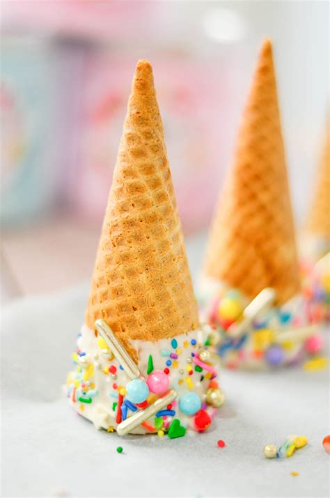 Cotton Candy Ice Cream Cone Party Favors - Pink Cake Plate