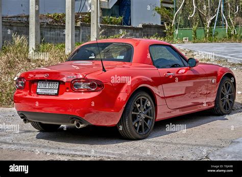 Mazda MX5 red sportscar 2 door coupe Stock Photo - Alamy