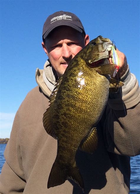 Smallmouth Bass Outside of the Box Presentations – Andrew Ragas Fishing