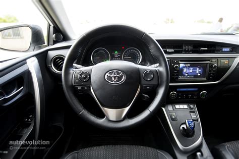 TOYOTA Auris Hybrid Review - autoevolution