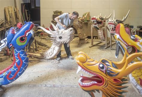 Craftsman makes 'dragon heads' for upcoming Dragon Boat Festival - CGTN