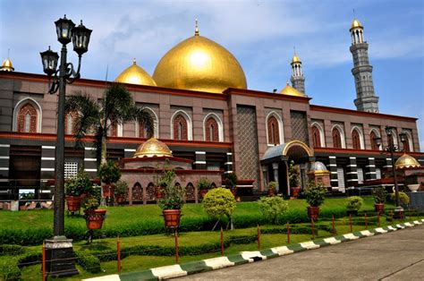 Masjid Kubah Emas Dian Al-Mahri – Depok