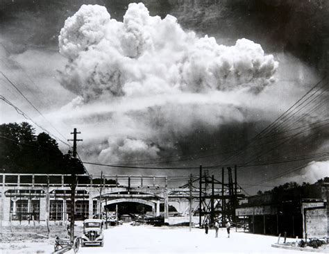 atomic-bomb-detonates-in-nagasaki - Hiroshima and Nagasaki Pictures ...