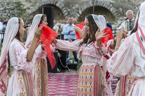 Albanija-Berat-Albania-People-wearing-national-costume-dancing-in ...