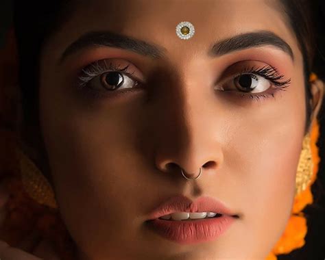 6 Bindi Designs You Must Try This Year - Indian Bindi Designs