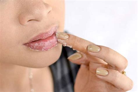 11 Natural Remedies To Exfoliate Your Lips Right At Home