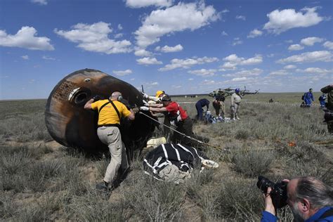 Space in Images - 2016 - 06 - Landing of the Soyuz TMA-19M spacecraft