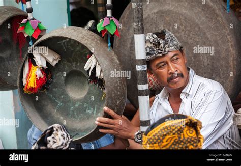 Gamelan gong hi-res stock photography and images - Alamy