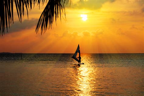 5 Captivating Photos of Sunsets in Maldives!