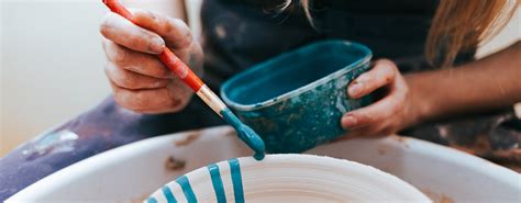 Painting ceramics: the brush technique