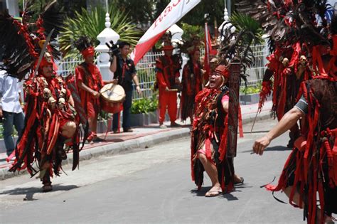 Tari Cakalele Dari Maluku - Sarana Pendidikan Menuju Indonesia Gemilang