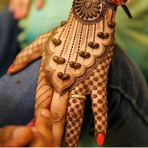 Latest Mehndi Designs For Eid 2018: Hands and Feet - Daytimes.pk