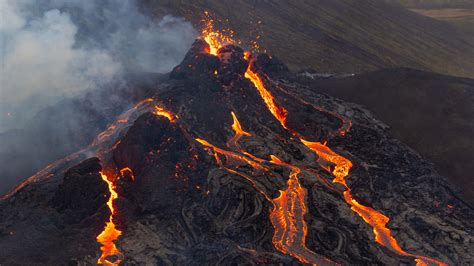 Volcanic Eruption in Iceland Sends Rivers of Lava Flowing (PHOTOS ...