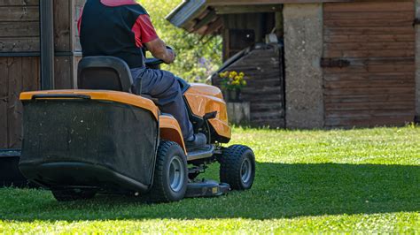 Riding lawn mower with a bagger | Top Ten Reviews