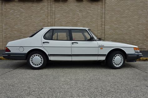 Seattle's Parked Cars: 1989 Saab 900 Turbo Sedan