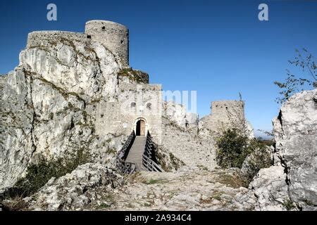 Srebrenik Fortress / Tvrđava Srebrenik Stock Photo - Alamy