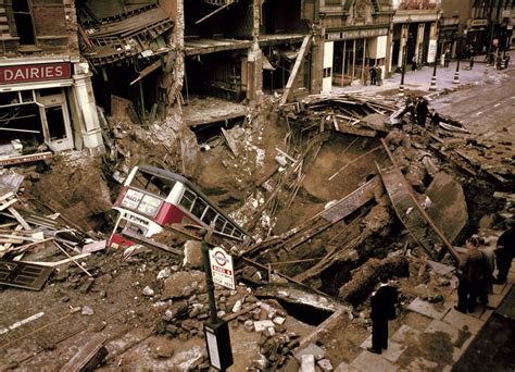 14 Incredible Color Photographs Captured London After Air Raid Attacks ...