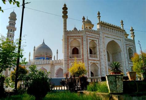 a large white building with two towers on each side