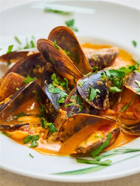 Mussels In Creamy & Spicy Tomato Sauce Recipe [VIDEO] - Delice Recipes