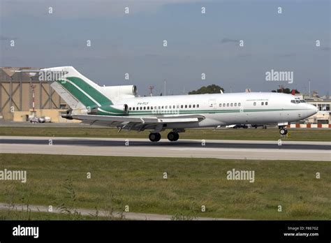 Boeing 727 landing 13 Stock Photo - Alamy