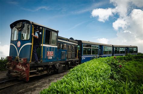 Darjeeling Himalayan Railway in Darjeeling, India | Day Tripe with ...