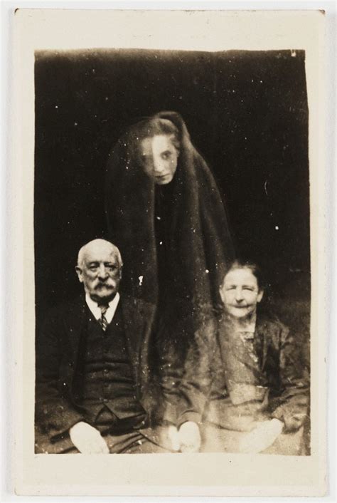 The Bizarre History Of Spirit Photography In 35 Chilling Pictures