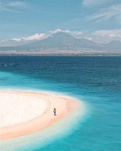 7 Pulau di Jawa yang Punya Pemandangan Laut Keren Abis!