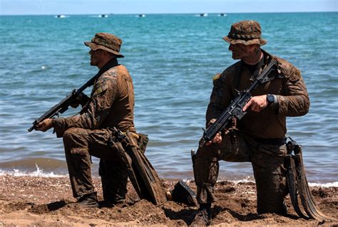 Marine Recon Units Get Short-Barrel Versions Of The H&K M27 Rifle