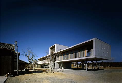 Pilotis House / Furuichi and Associates | Modern house design, Unique ...