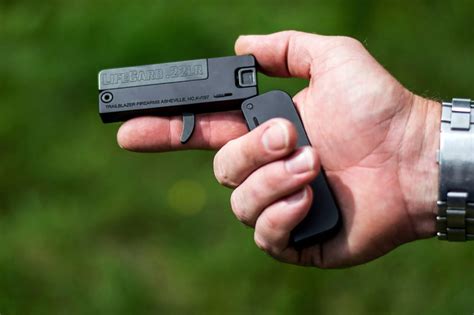 This Deadly Credit Card-Sized Gun Fits Neatly into Your Wallet | The ...