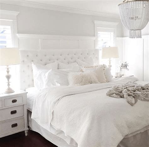 35 Beautiful White Master Bedroom Decorating Ideas - HMDCRTN