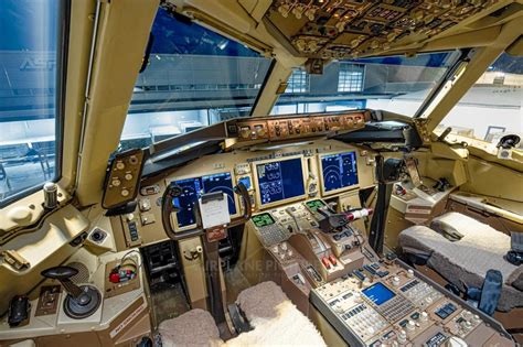 Boeing 767 Cockpit Photos