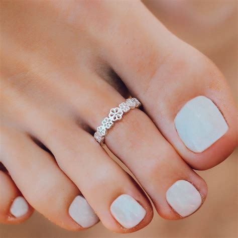 Daisy Toe Ring | Toe ring designs, Silver toe rings, Leg finger ring