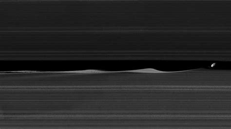 Image: Saturn's moon Daphnis in the Keeler Gap